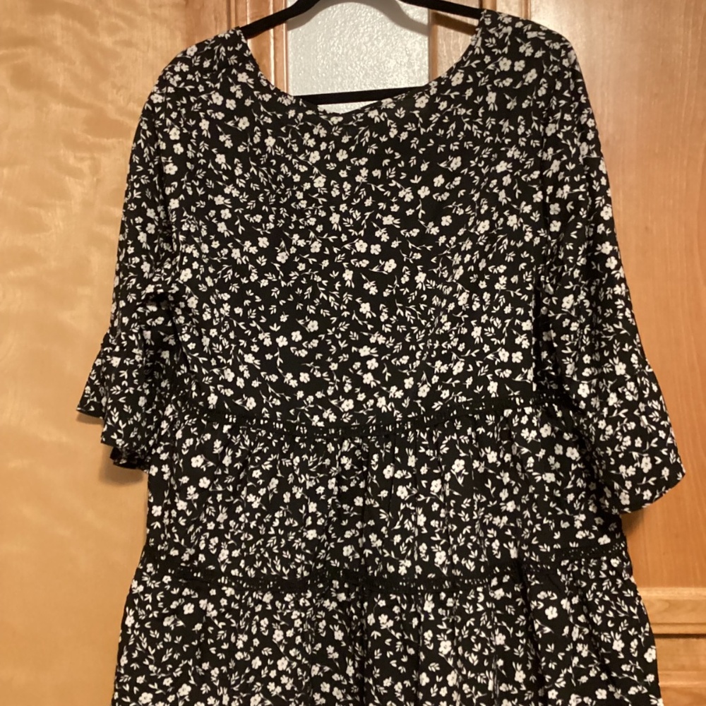 Bloomchic tiered babydoll blouse, black floral, size 14-16, NWT - Picture 2 of 6